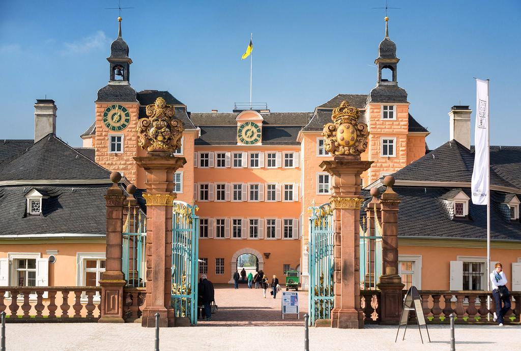 Gaestehaus Am Schloss Шветцинген Экстерьер фото